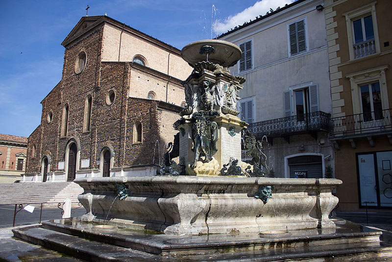 Fontana monumentale Faenza architettura barocca
