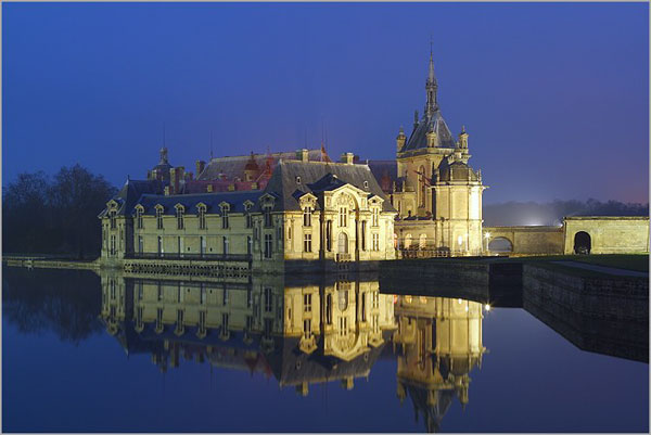 Il Castello di Chantilly, veduta notturna