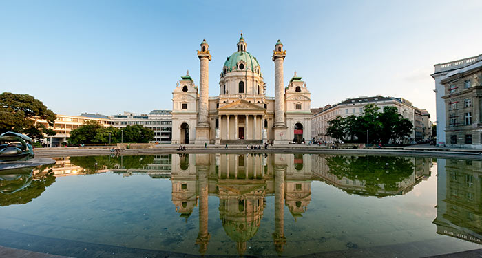 facciata chiesa barocca Karlskirche a vienna