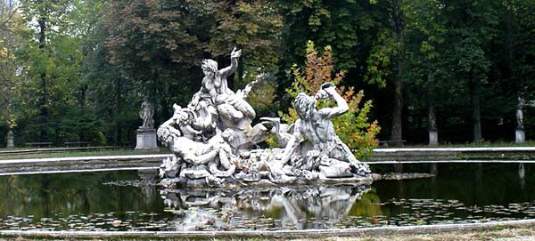 Fontana dei tritoni nel giardino di palazzo reale a Torino