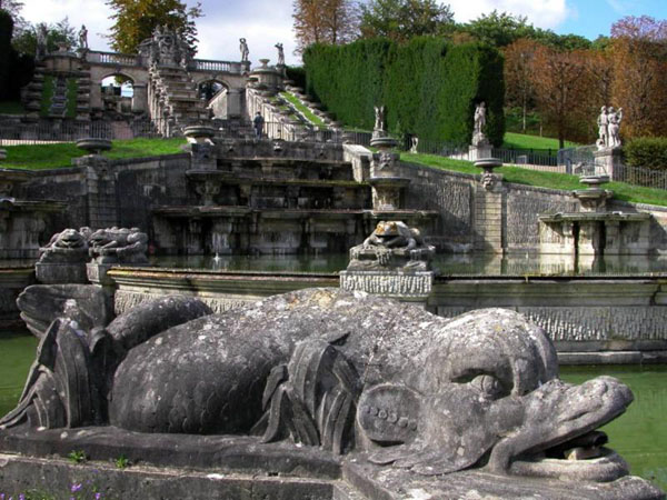 I giardini di Saint-Cloud, l'unica parte del complesso che ancora oggi possiamo ammirare I giardini di Saint-Cloud, l'unica parte del complesso che ancora oggi possiamo ammirare