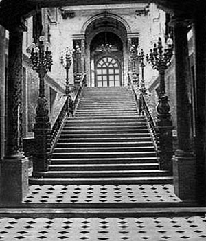 Lo scalone d'onore in una fotografia del XIX secolo Lo scalone d'onore in una fotografia del XIX secolo