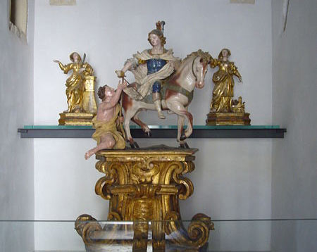Scultura rappresentante San Martino che dona il suo mantello ad un povero