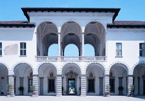 Palazzo Arese Borromeo, cortile interno